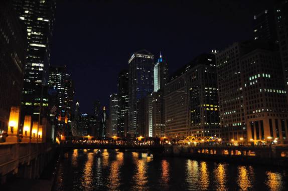 A magnífica e iluminada Chicago, em Illinois, nos Estados Unidos